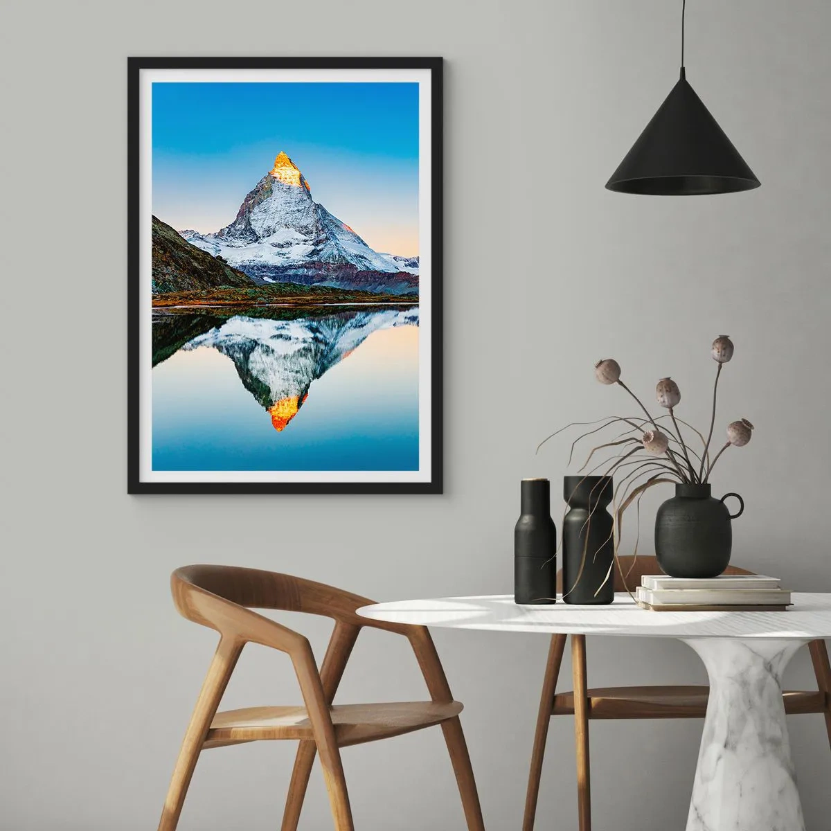 Plakat i sort ramme - Et bjerg med en snedækket top spejlet i en sø - 50x70cm - To verdener - Moderne vægdekoration til stue og soveværelse ARTTOR