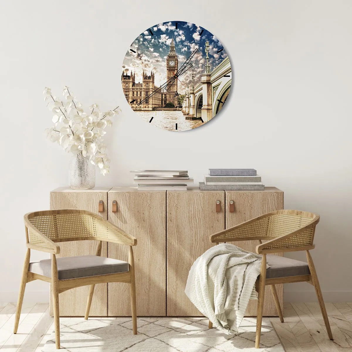 Vægur, Uret - Big Ben og Thames Bridge i London på en solskinsdag - 30x30cm - Fjeragtige skyer over Themsen - Moderne vægdekoration til stue, køkken og soveværelse ARTTOR