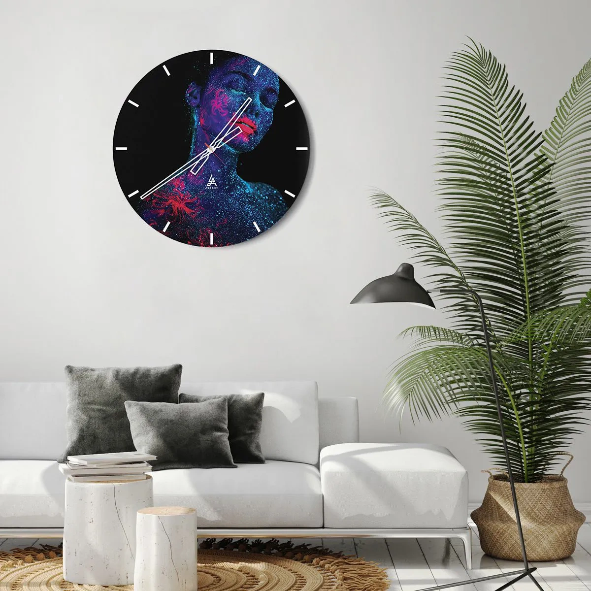 Vægur, Uret - Portræt af en kvinde med fluorescerende ansigtsmaling - 30x30cm - I stjernestøv - Moderne vægdekoration til stue, køkken og soveværelse ARTTOR