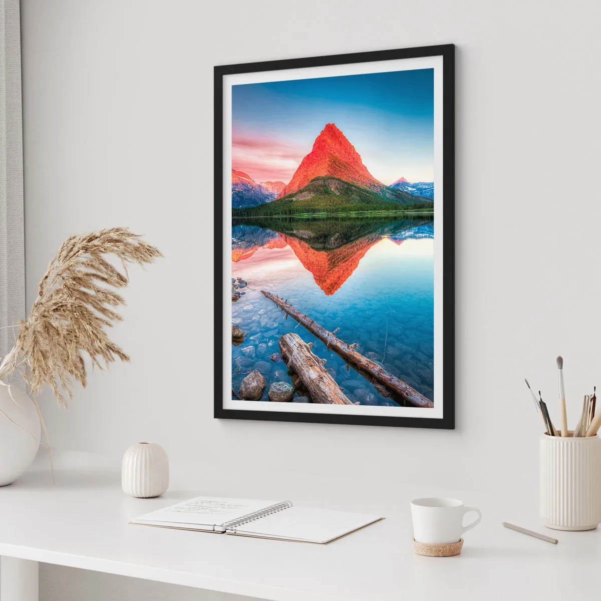 Plakat i sort ramme - Et bjerg spejlet i en rolig sø - 50x70cm - Varme og kulde - Moderne vægdekoration til stue og soveværelse ARTTOR