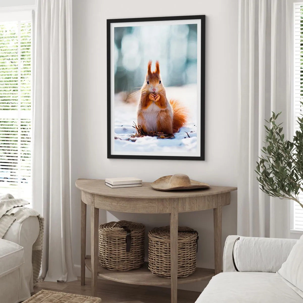 Plakat i sort ramme - Egern i sneen i vinterskoven - 50x70cm - Og hvad kigger du på? - Moderne vægdekoration til stue og soveværelse ARTTOR