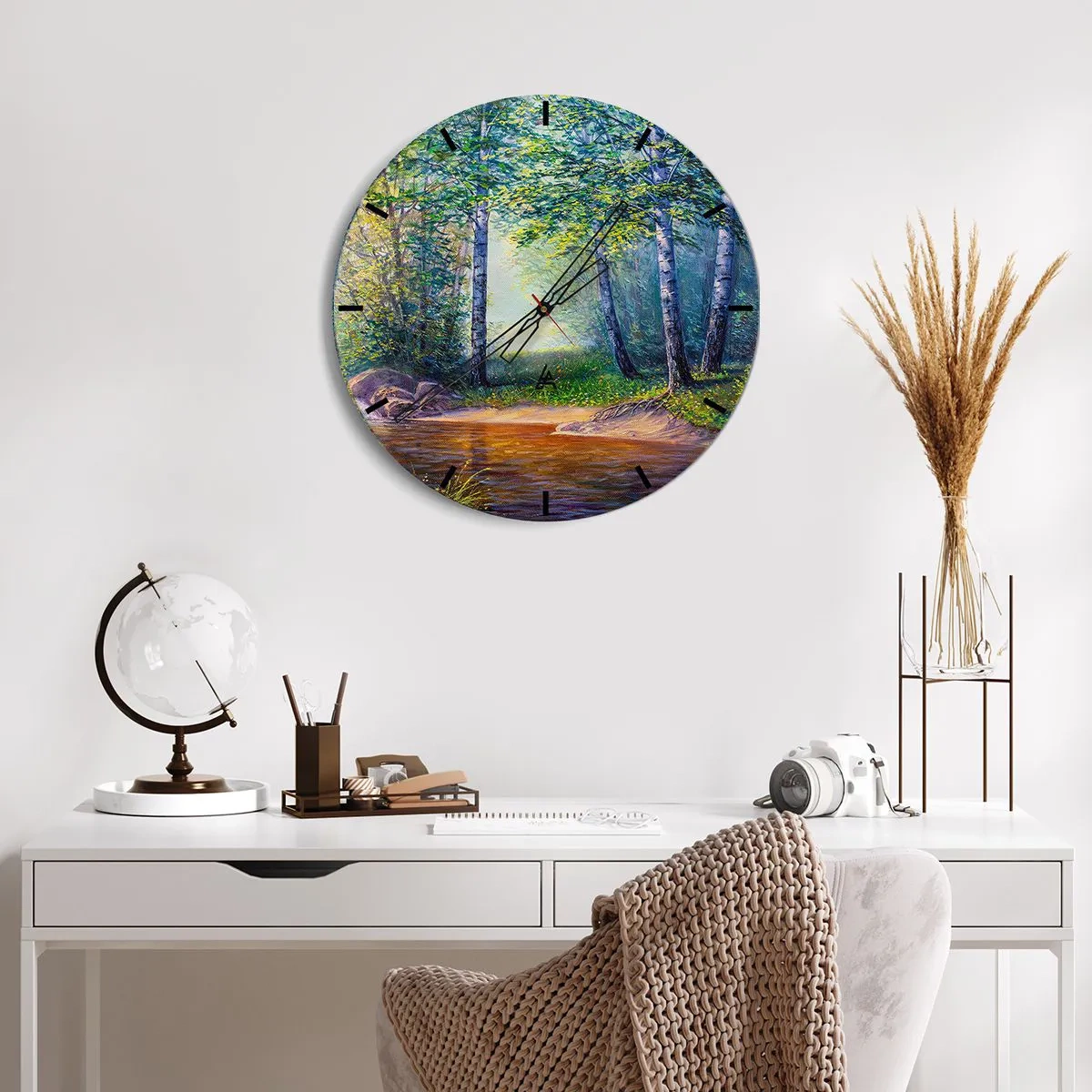 Vægur, Uret - En malerisk birkeskov med en flod oplyst af solens stråler - 30x30cm - Idylliske omgivelser - Moderne vægdekoration til stue, køkken og soveværelse ARTTOR