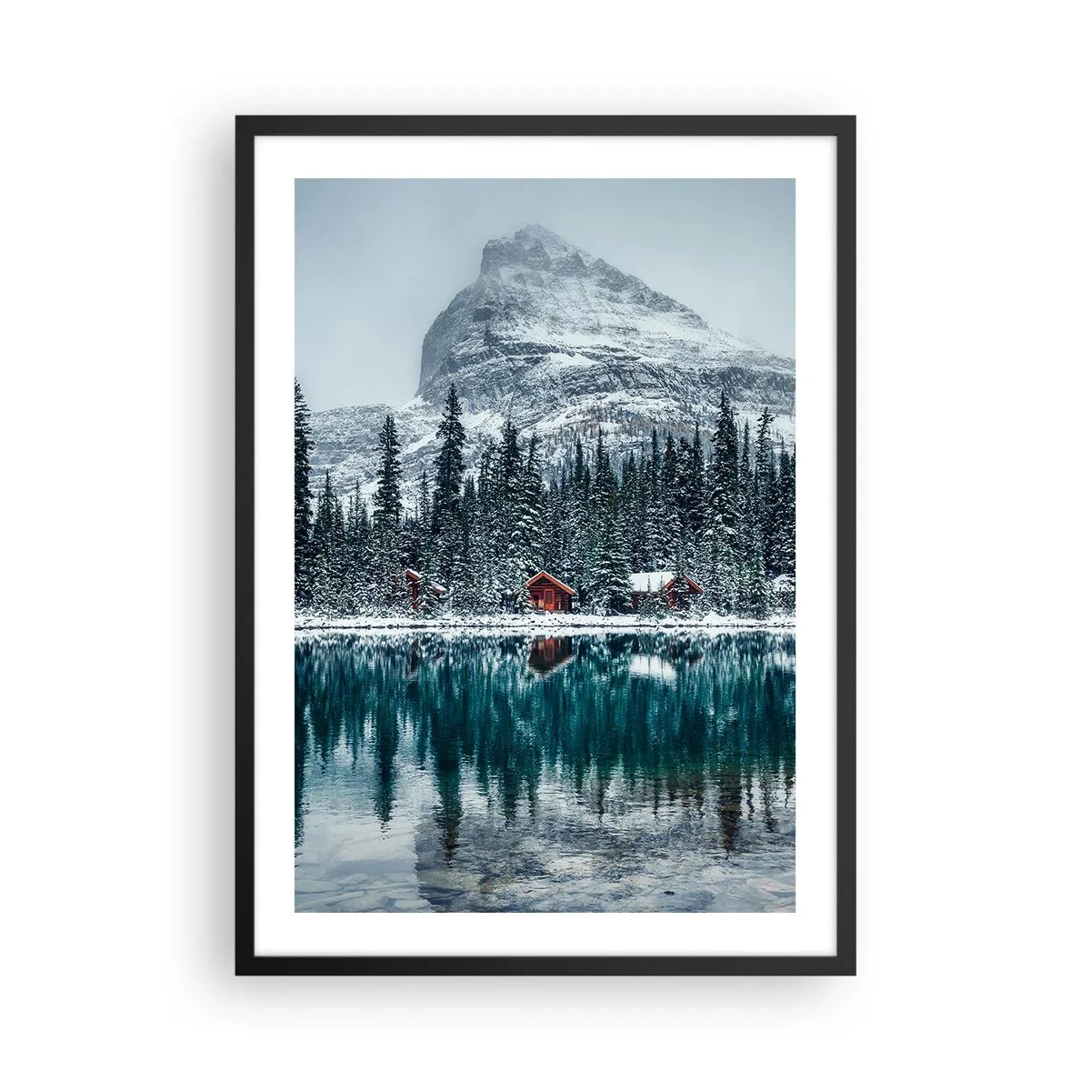 Plakat i sort ramme - Vinterlandskab med hytter ved søen og et bjerg i baggrunden - 50x70cm - En canadisk retræte - Moderne vægdekoration til stue og soveværelse ARTTOR