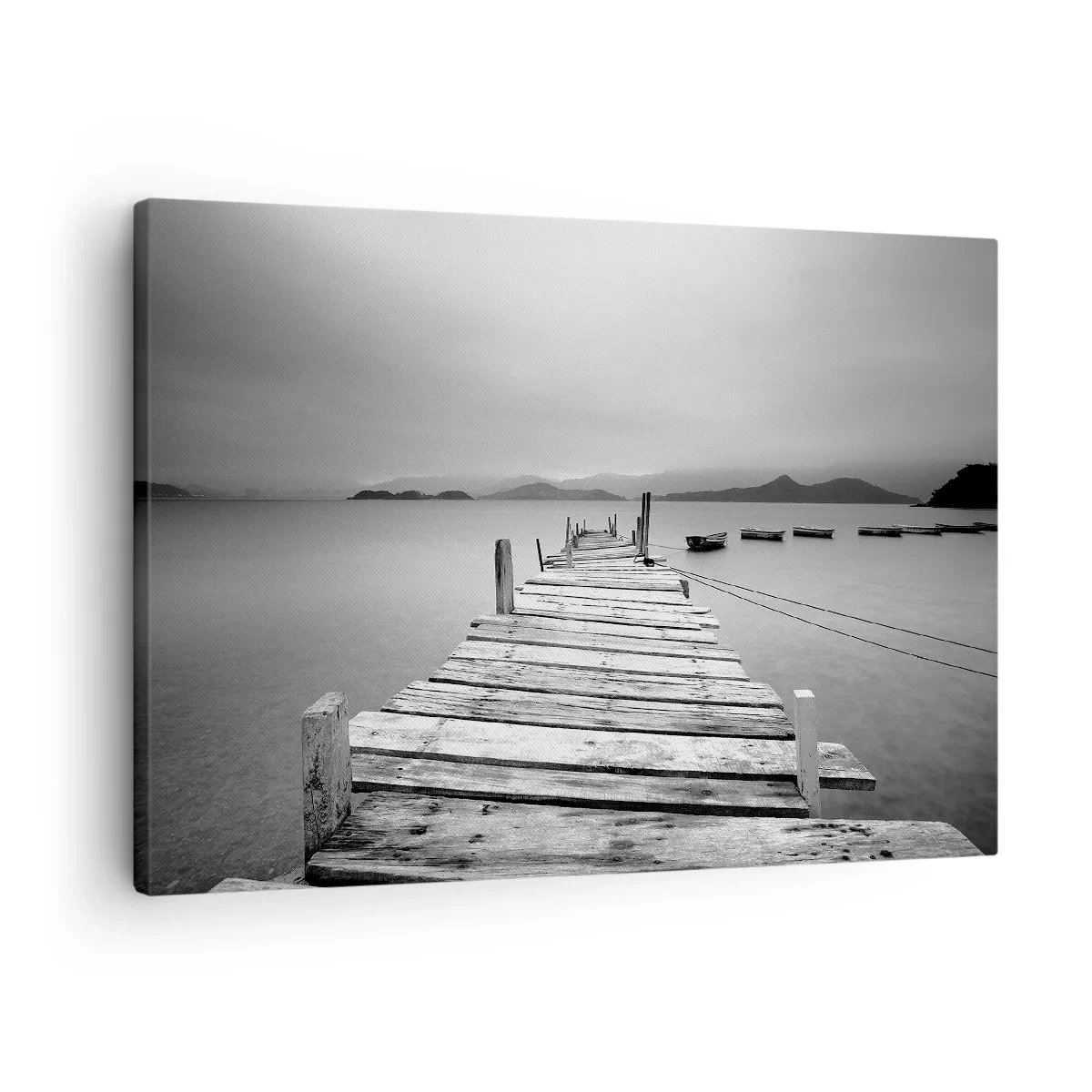 Lærredstryk - Billede på lærred - En sort-hvid udsigt over en træbro og en rolig sø. - 70x50cm - Ud over bjergene, hinsides havene - Moderne vægdekoration til stue og soveværelse ARTTOR