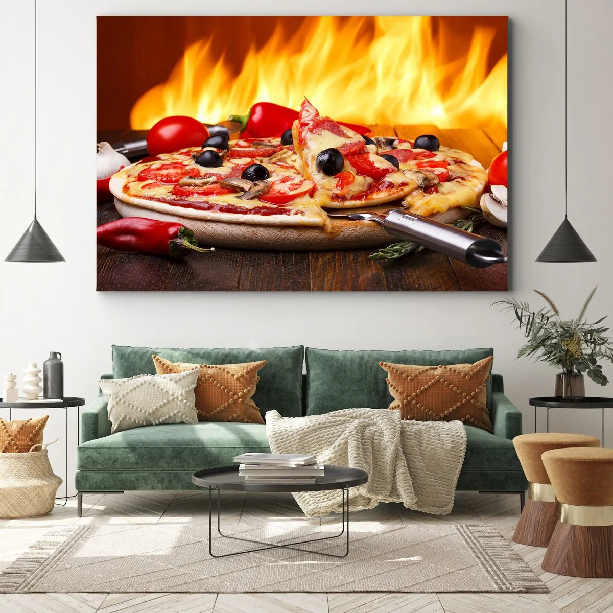 Lærredstryk - Billede på lærred - Pizza med oliven, tomater og peberfrugter mod en baggrund af flammer - 70x50cm - From Italy with love - Moderne vægdekoration til stue og soveværelse ARTTOR