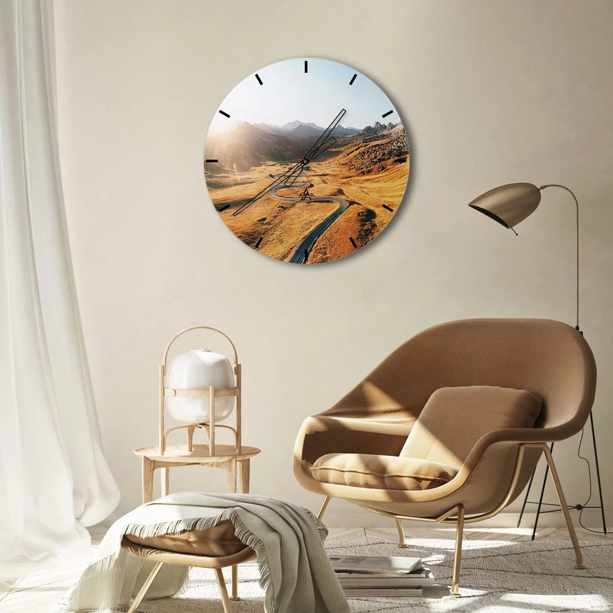 Vægur, Uret - En snoet vej i en gylden dal oplyst af den nedgående sol - 30x30cm - I en gylden dal - Moderne vægdekoration til stue, køkken og soveværelse ARTTOR
