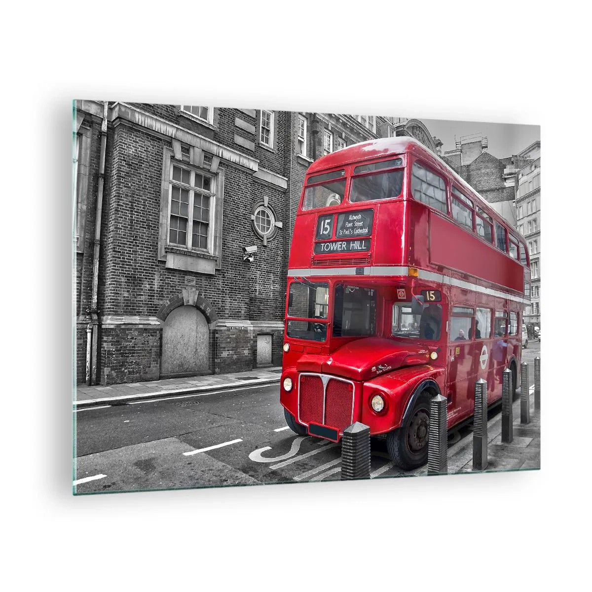 Billede på glas - En rød London-bus mod en sort og hvid gadebaggrund - 70x50cm - Altid det samme - Moderne vægdekoration til stue og soveværelse ARTTOR