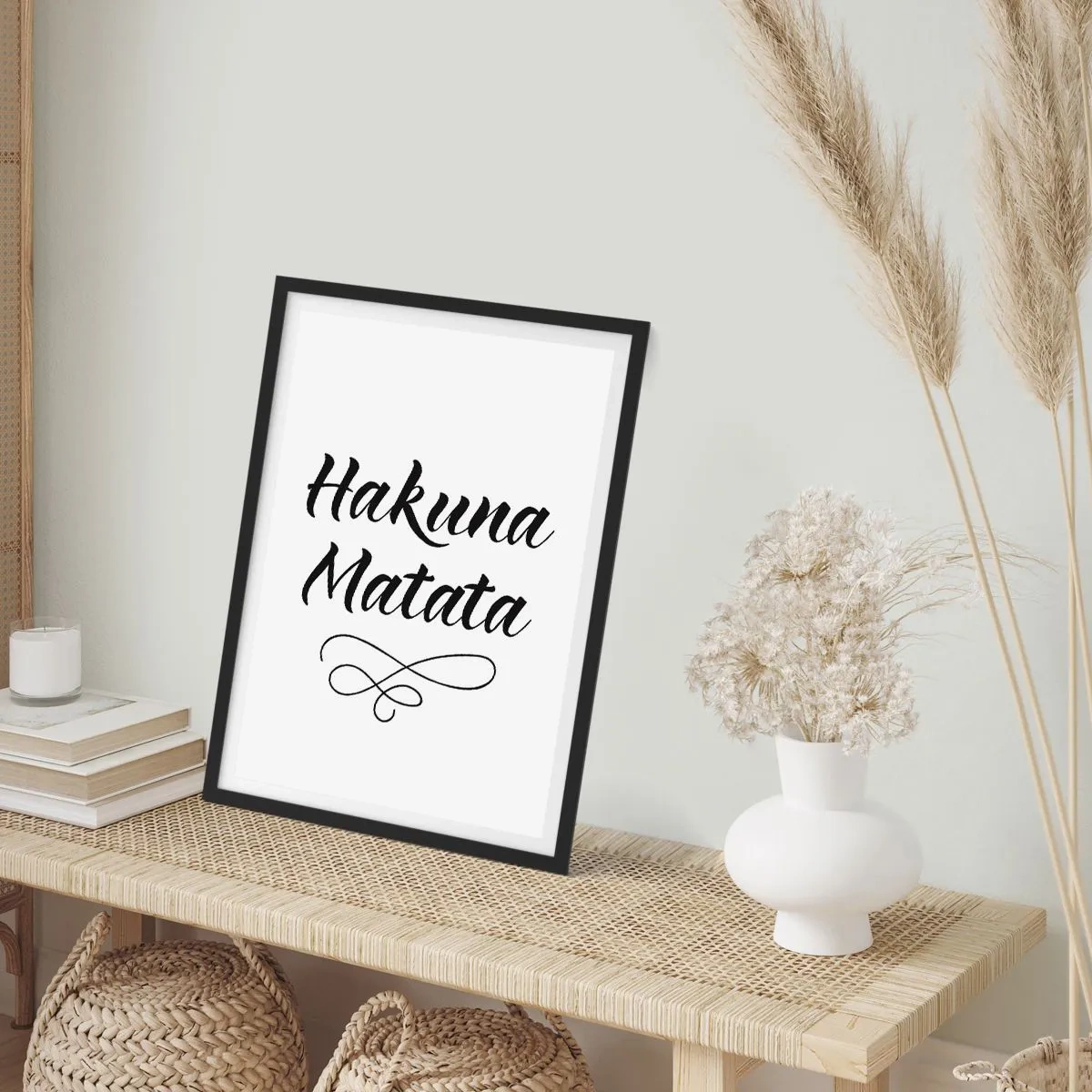 Plakat i sort ramme - Sort Hakuna Matata-skrift på en hvid baggrund - 50x70cm - Bedste råd - Moderne vægdekoration til stue og soveværelse ARTTOR