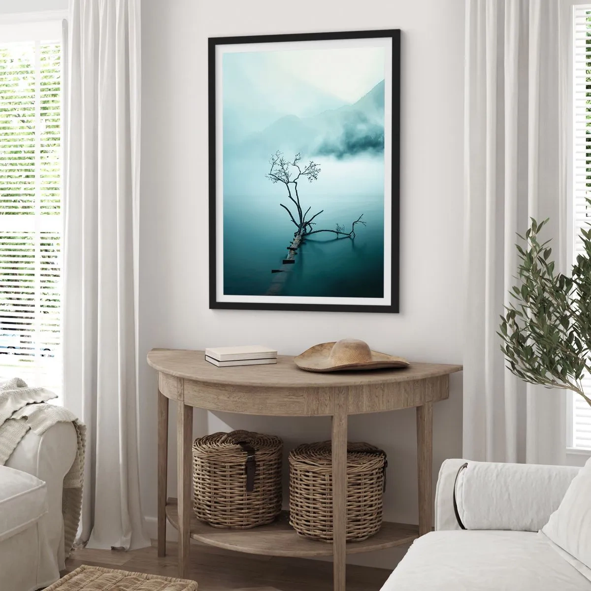 Plakat i sort ramme - Et fotografi af et ensomt træ, der vokser op af vandet, omgivet af tåge og bjerge. - 50x70cm - Ud af vand og tåge - Moderne vægdekoration til stue og soveværelse ARTTOR