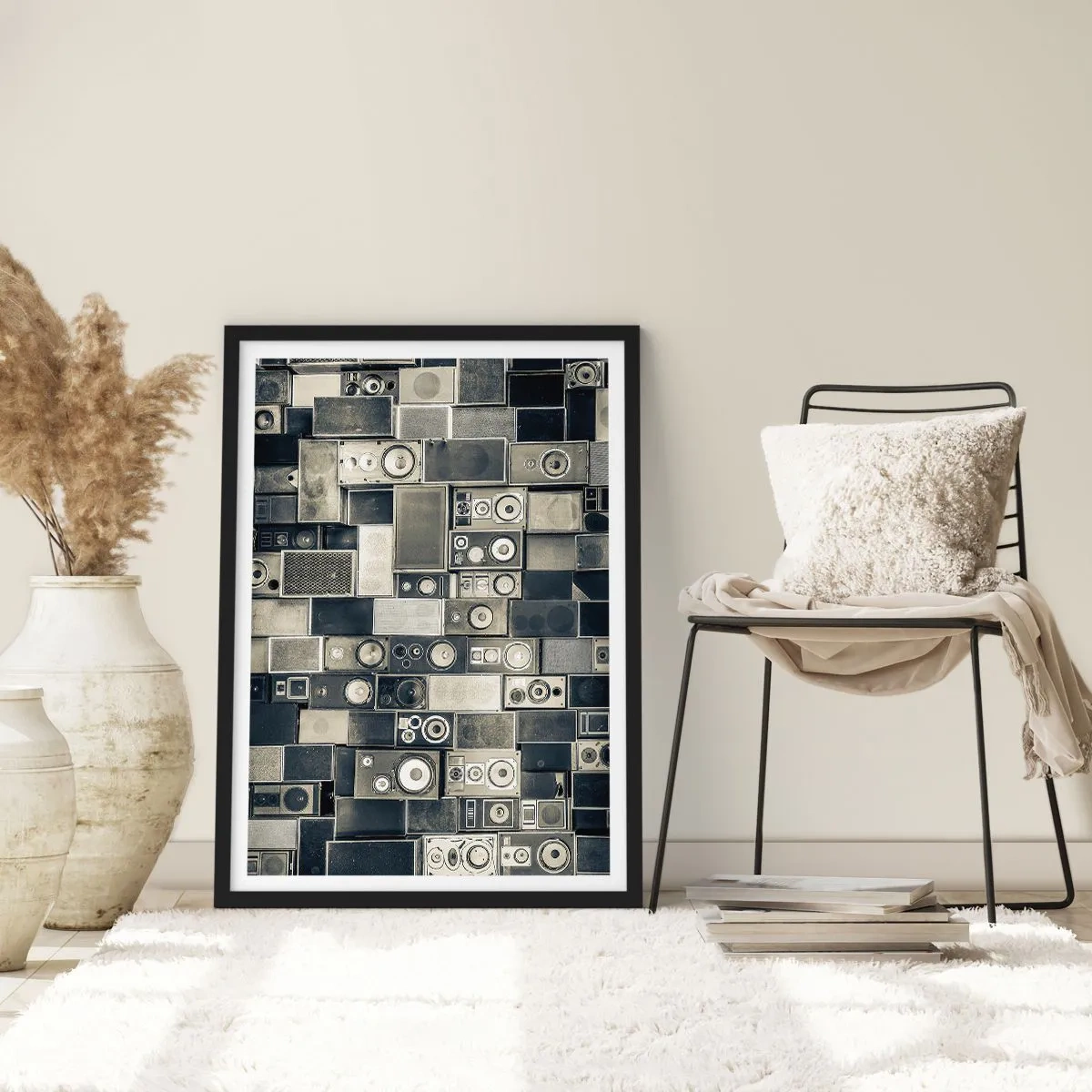 Plakat i sort ramme - Collage af højttalere i grå nuancer - 50x70cm - Og alt er i orden - Moderne vægdekoration til stue og soveværelse ARTTOR