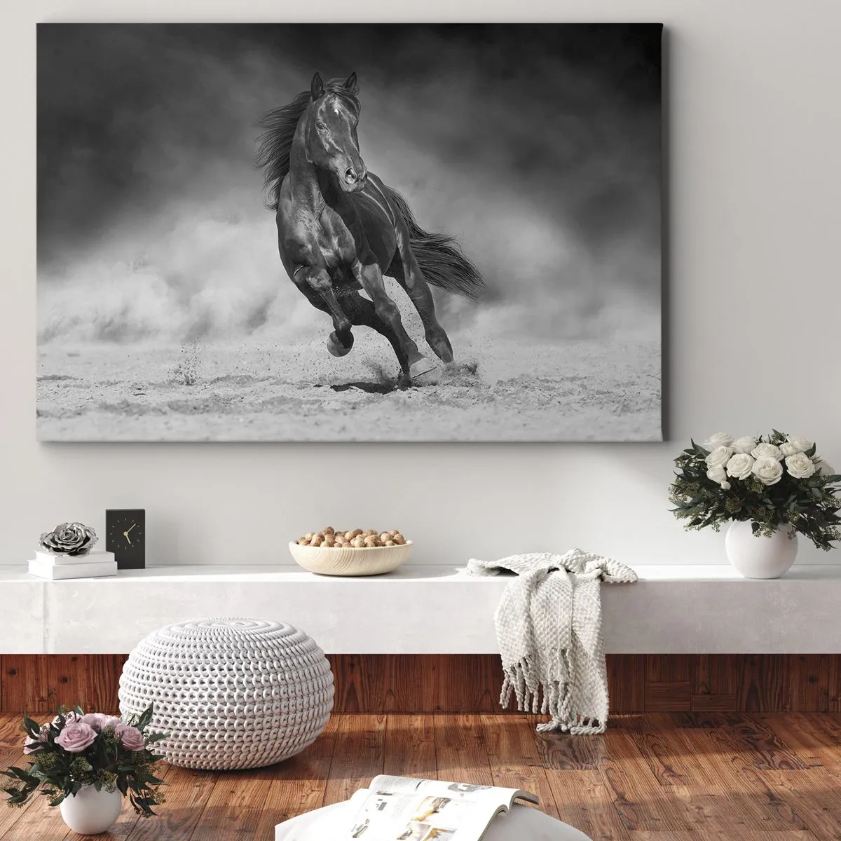 Lærredstryk - Billede på lærred - En sort og hvid hest galoperer hen over sandet - 70x50cm - Værdig til emiren selv - Moderne vægdekoration til stue og soveværelse ARTTOR