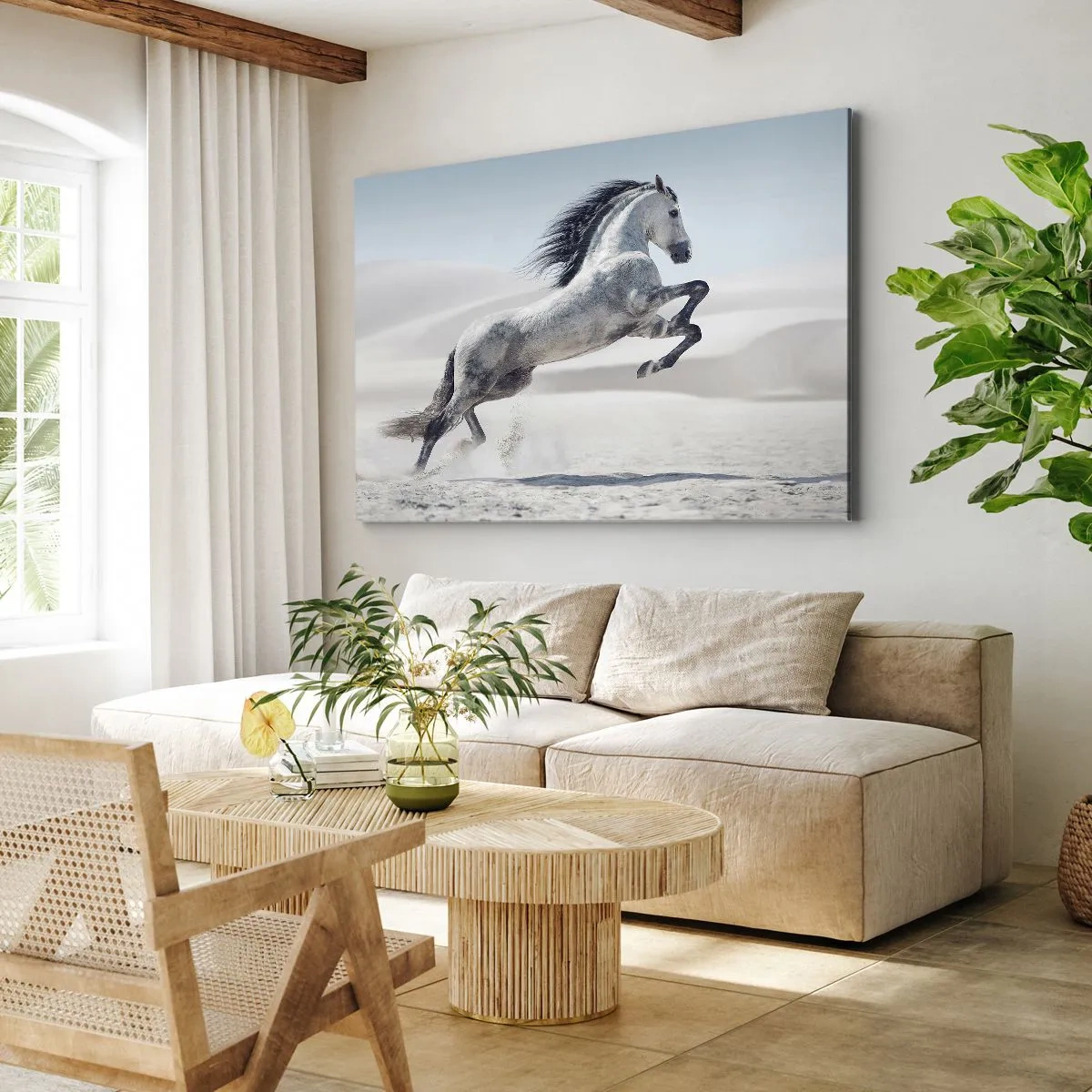 Lærredstryk - Billede på lærred - En hvid hest galoperer mod en baggrund af ørkenklitter - 70x50cm - Arabisk prins - Moderne vægdekoration til stue og soveværelse ARTTOR
