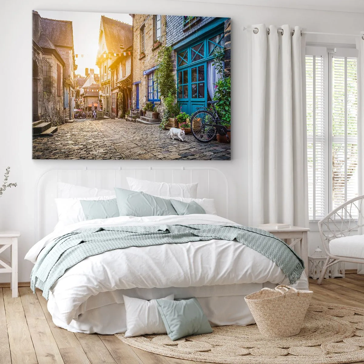 Lærredstryk - Billede på lærred - En charmerende gade med stenbelægning i sollyset - 70x50cm - Byens hvide spøgelse - Moderne vægdekoration til stue og soveværelse ARTTOR