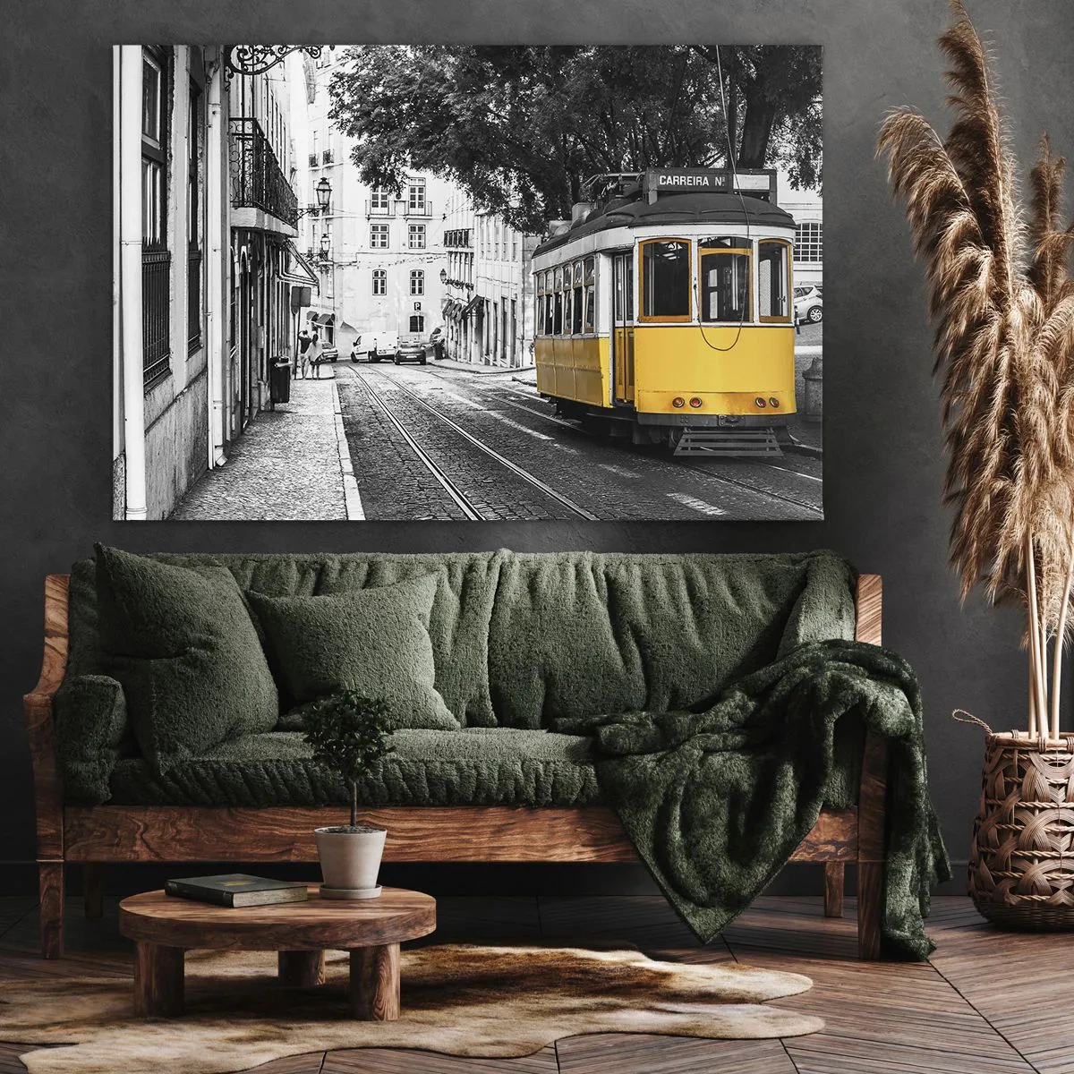 Lærredstryk - Billede på lærred - En gul sporvogn mod en sort-hvid gade som baggrund - 70x50cm - Og en fado i baggrunden - Moderne vægdekoration til stue og soveværelse ARTTOR