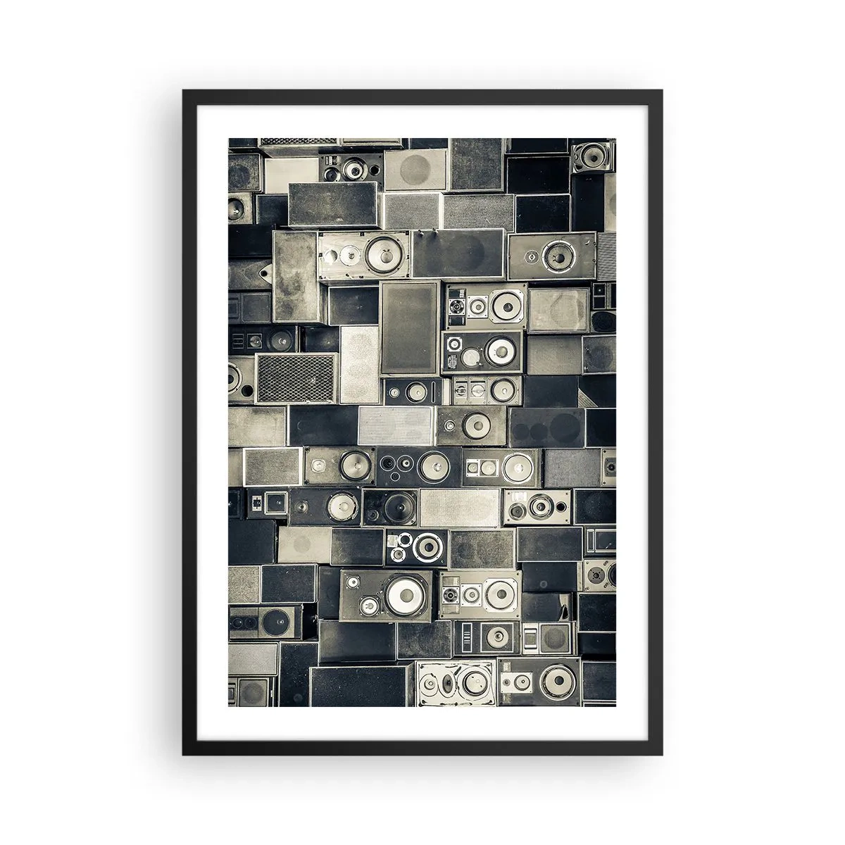 Plakat i sort ramme - Collage af højttalere i grå nuancer - 50x70cm - Og alt er i orden - Moderne vægdekoration til stue og soveværelse ARTTOR