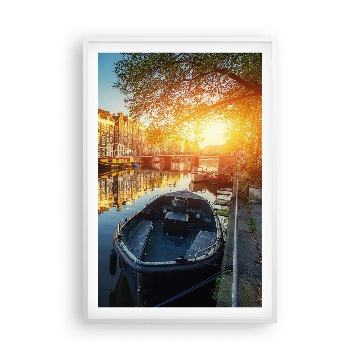Plakat i hvid ramme - Morgen i Amsterdam - 61x91 cm