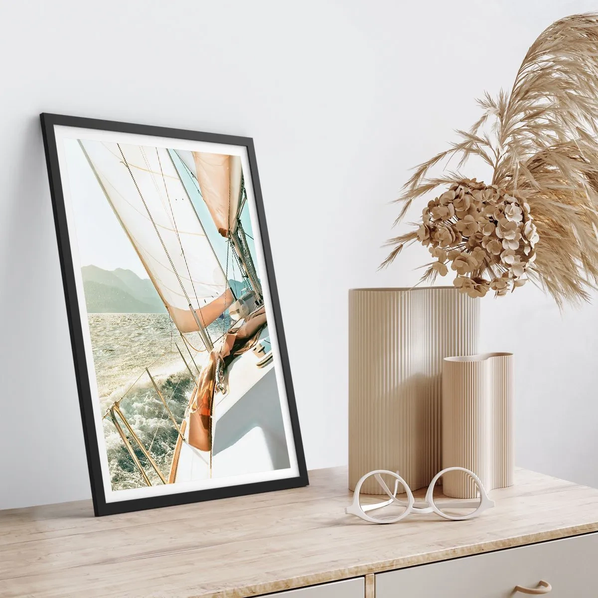 Plakat i sort ramme - En yacht for fulde sejl på åbent hav i solskin - 50x70cm - Under fulde sejl - Moderne vægdekoration til stue og soveværelse ARTTOR