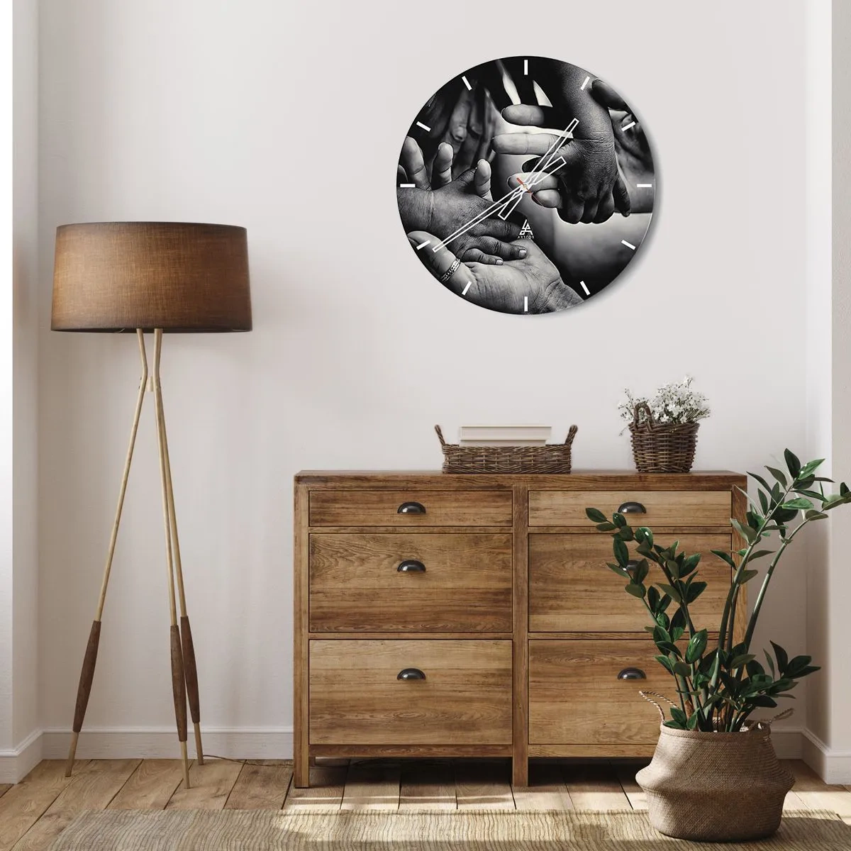 Vægur, Uret - Hænder rører hinanden i en gestus af enhed - 30x30cm - At være menneske - Moderne vægdekoration til stue, køkken og soveværelse ARTTOR
