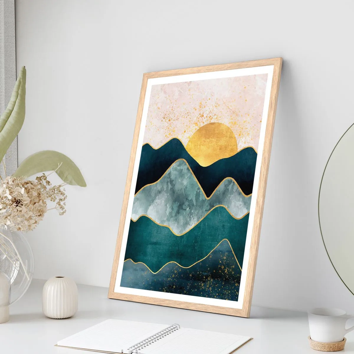 Plakat i ramme af lyst egetræ - Bag de syv bjerge - 70x100 cm