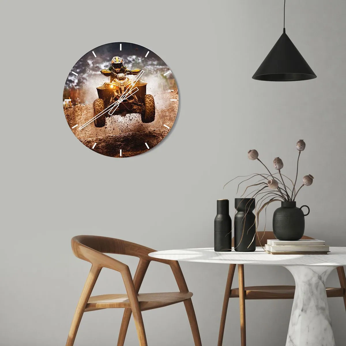 Vægur, Uret - En ATV i bevægelse på en mudret bane, dynamisk terrænkørsel - 30x30cm - No risk no fun - Moderne vægdekoration til stue, køkken og soveværelse ARTTOR