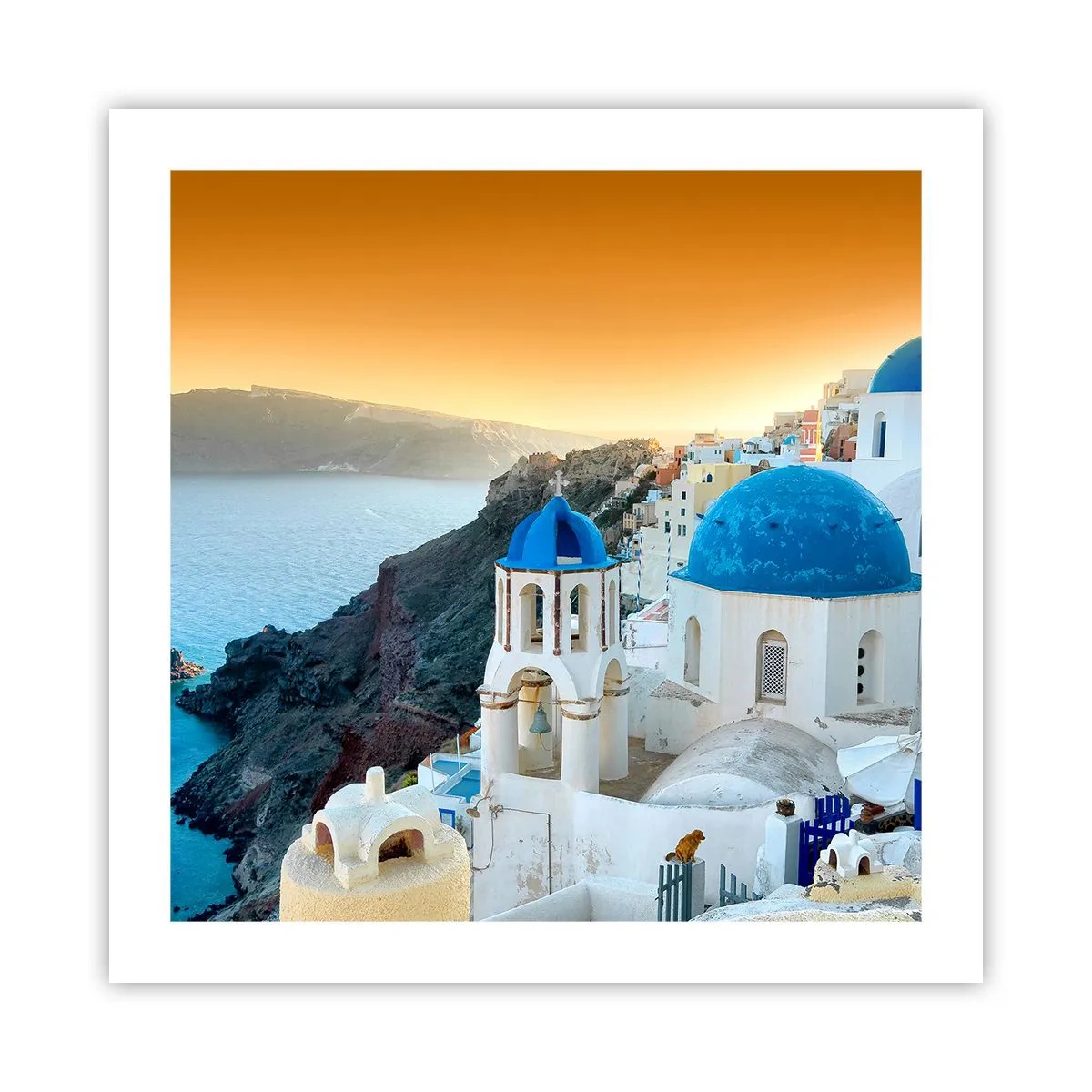 Plakat - Santorini - omfavnet af klipperne - 50x50 cm