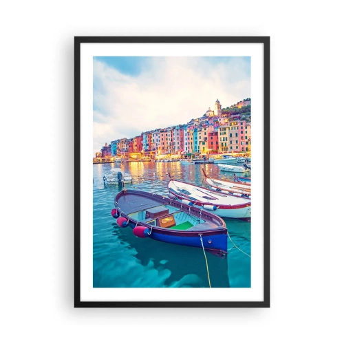 Plakat i sort ramme - Farverige huse og både i kystomgivelser - 50x70cm - En farverig aften i havnen - Moderne vægdekoration til stue og soveværelse ARTTOR