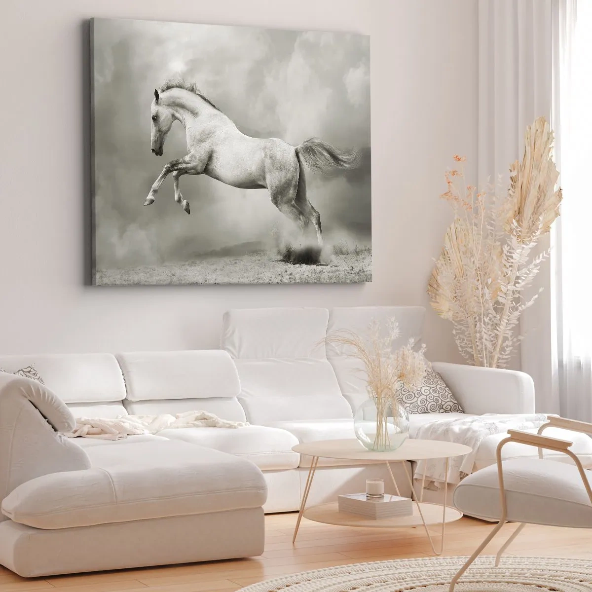 Lærredstryk - Billede på lærred - En hvid hest i et dynamisk spring mod en baggrund af tågede skyer. - 70x50cm - Mellem vågenhed og drømme - Moderne vægdekoration til stue og soveværelse ARTTOR