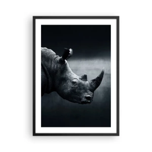 Plakat i sort ramme - Sort-hvidt portræt af et næsehorn mod en mørk baggrund - 50x70cm - Højre profil - Moderne vægdekoration til stue og soveværelse ARTTOR