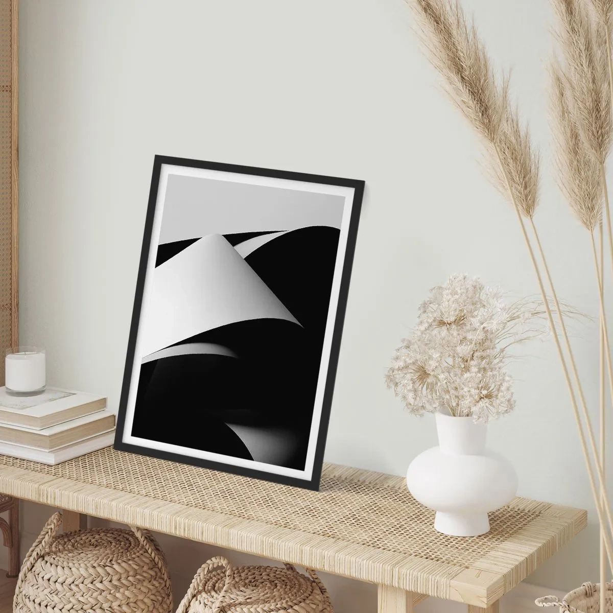 Plakat i sort ramme - Minimalistisk abstraktion i sort-hvid - 50x70cm - Lysflader fra skyggernes dybder - Moderne vægdekoration til stue og soveværelse ARTTOR