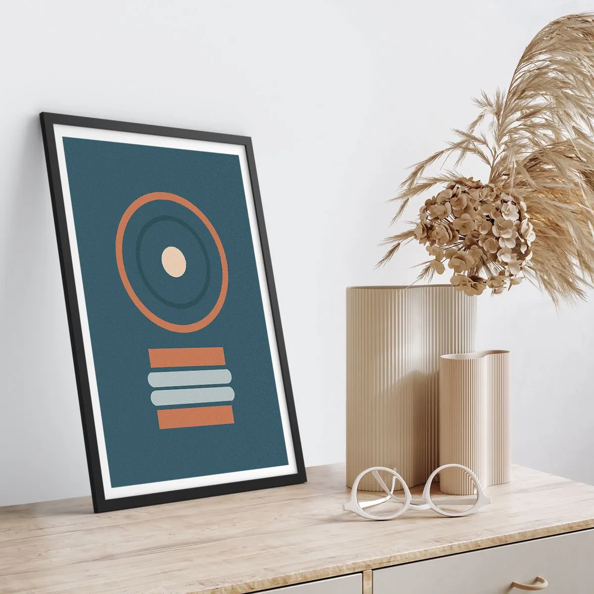 Plakat i sort ramme - Geometrisk mønster med cirkler og rektangler i nuancer af blå og brun - 50x70cm - Essensen af tingene - Moderne vægdekoration til stue og soveværelse ARTTOR