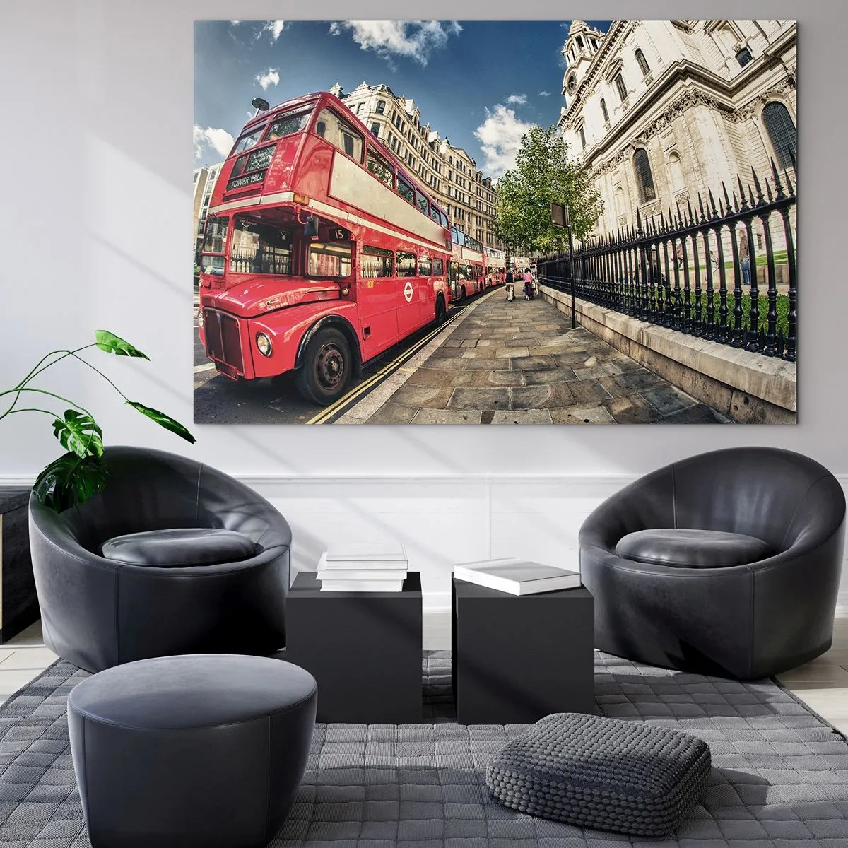 Billede på glas - En rød dobbeltdækkerbus i bymiljø - 70x50cm - Gade i London i grå og rødt - Moderne vægdekoration til stue og soveværelse ARTTOR