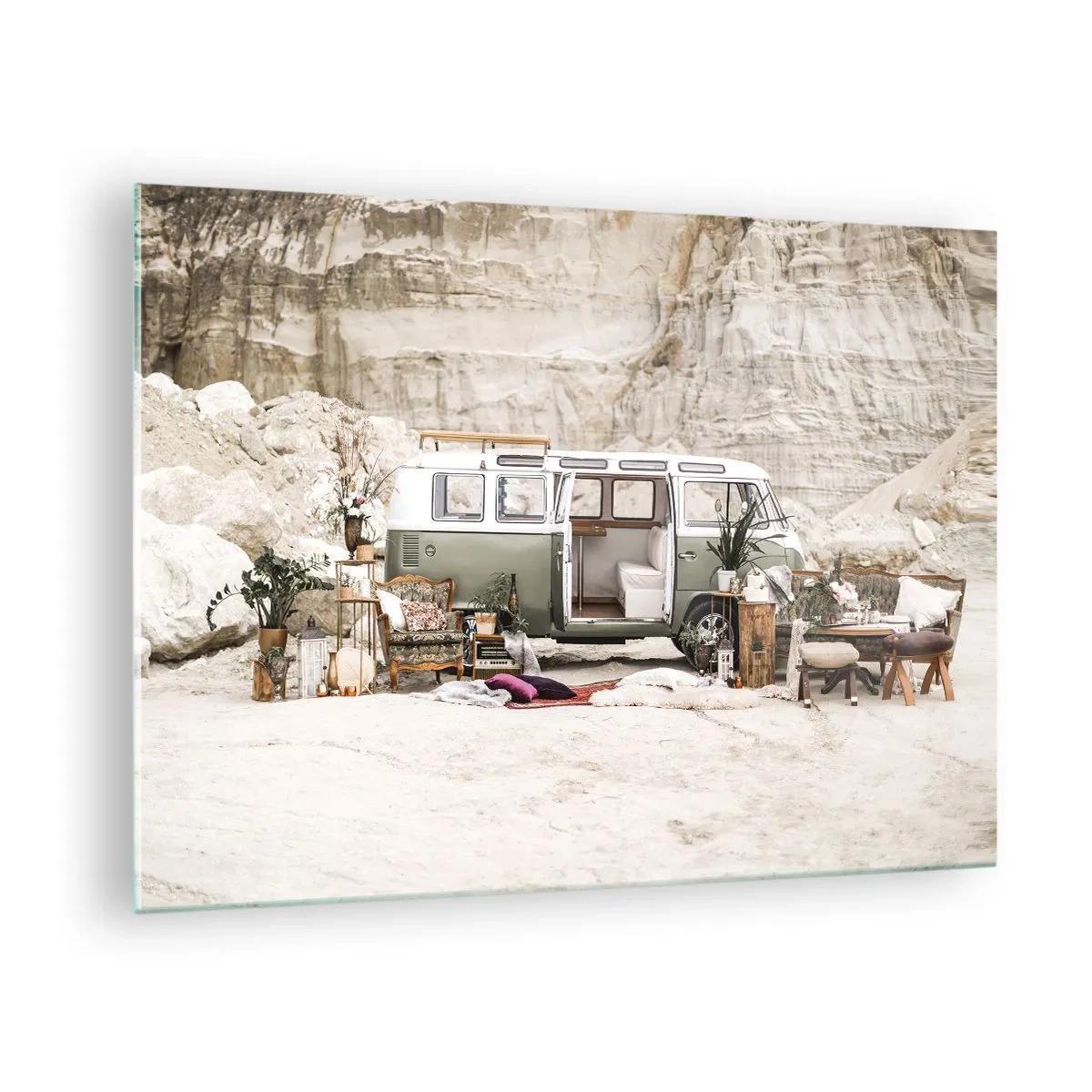 Billede på glas - Interiør af en autocamper i ørkenomgivelser med boheme- og naturelementer. - 70x50cm - Tid til at starte rejsen - Moderne vægdekoration til stue og soveværelse ARTTOR