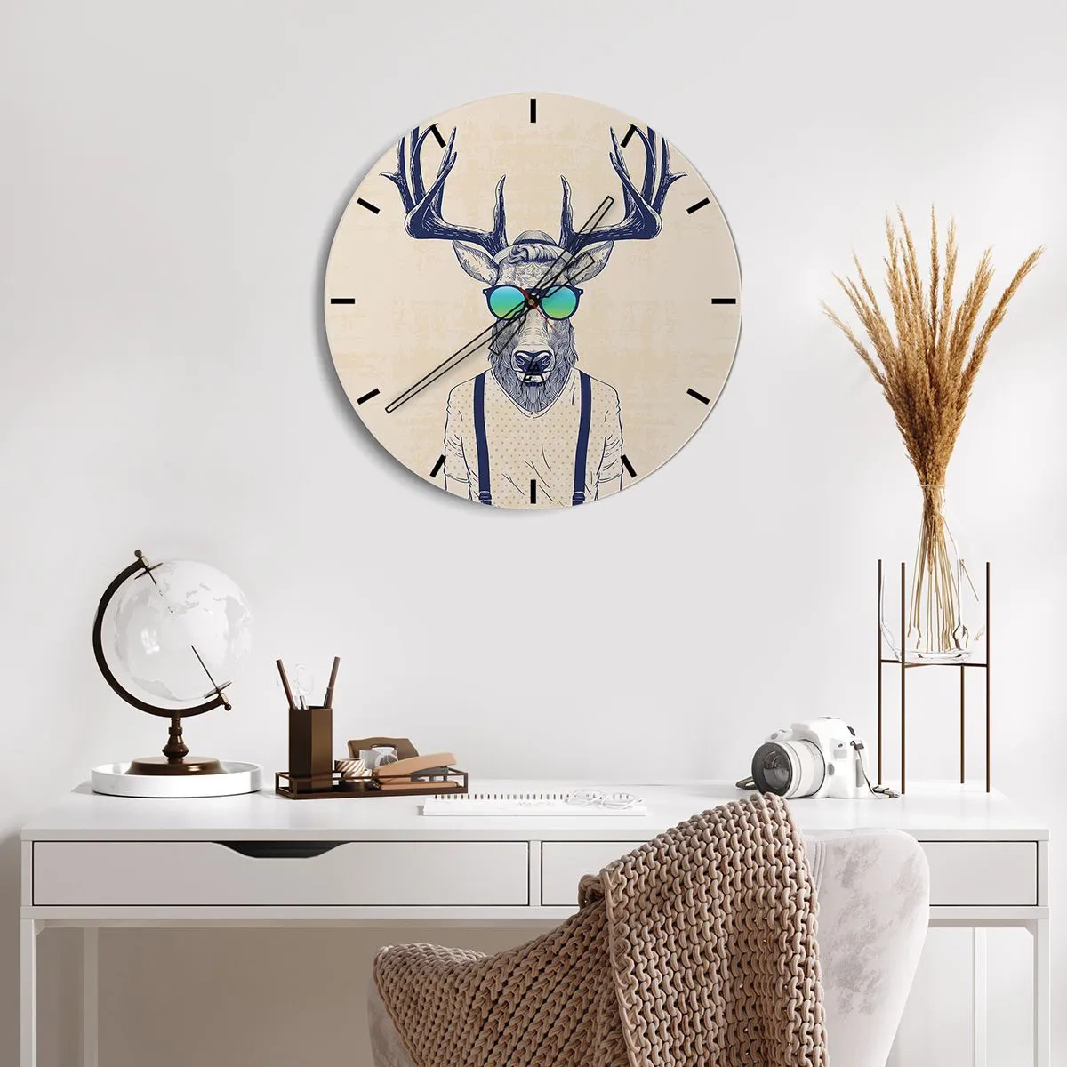 Vægur, Uret - Hjort i hipster-stil solbriller - 30x30cm - Hvem forventede du? - Moderne vægdekoration til stue, køkken og soveværelse ARTTOR