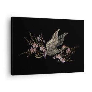 Lærredstryk - Billede på lærred - En fugl i flugt med blomster på en sort baggrund - 70x50cm - Eksotisk broderet fugl - Moderne vægdekoration til stue og soveværelse ARTTOR