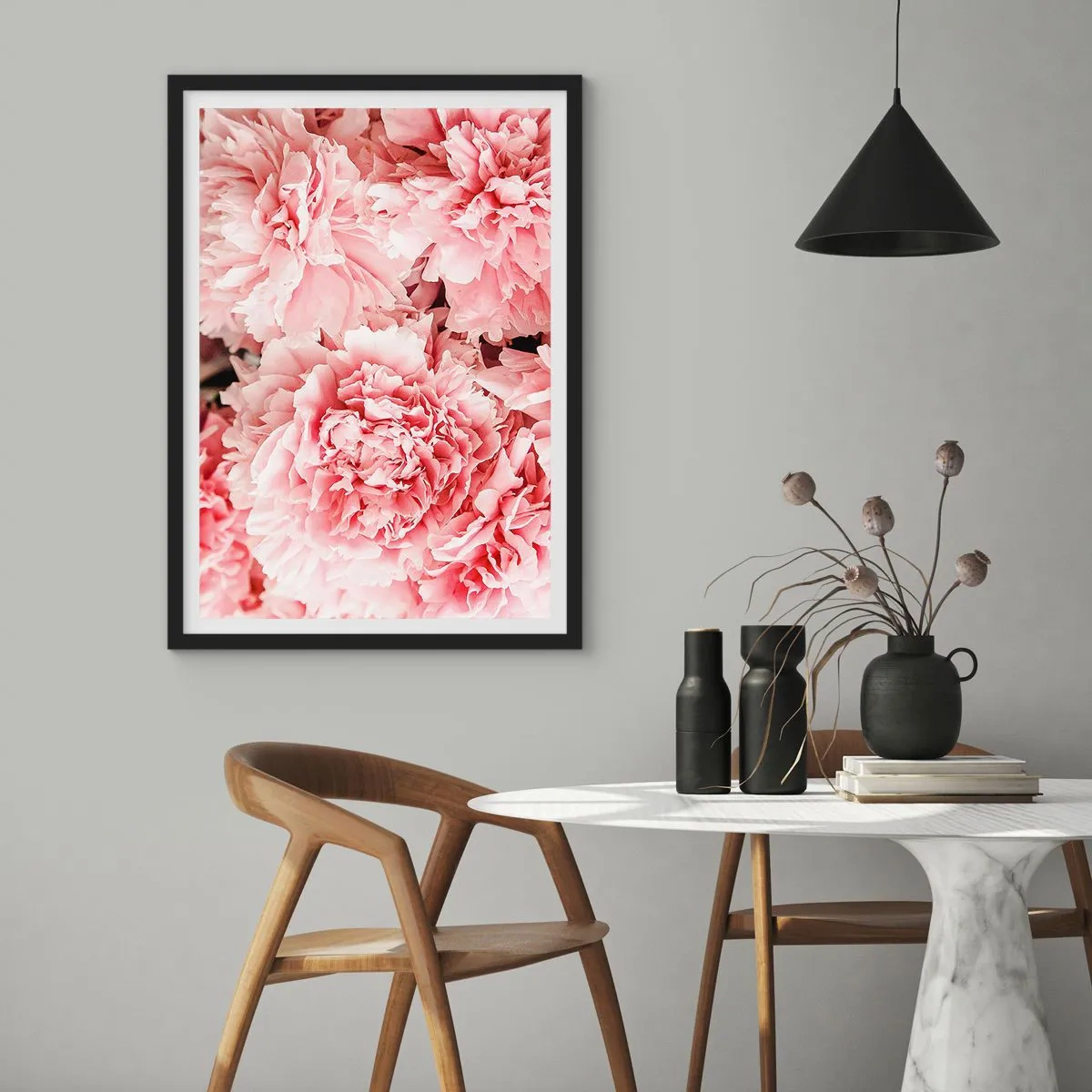 Plakat i sort ramme - Fine lyserøde pæoner i fuldt flor - 50x70cm - Lyserød drøm - Moderne vægdekoration til stue og soveværelse ARTTOR