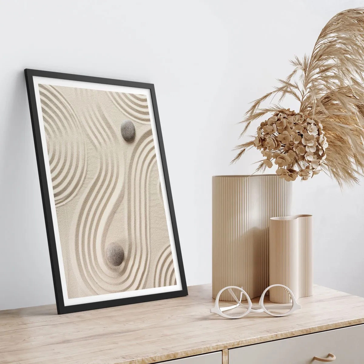 Plakat i sort ramme - En minimalistisk komposition af en japansk zenhave med sten - 50x70cm - Et strejf af varme - Moderne vægdekoration til stue og soveværelse ARTTOR