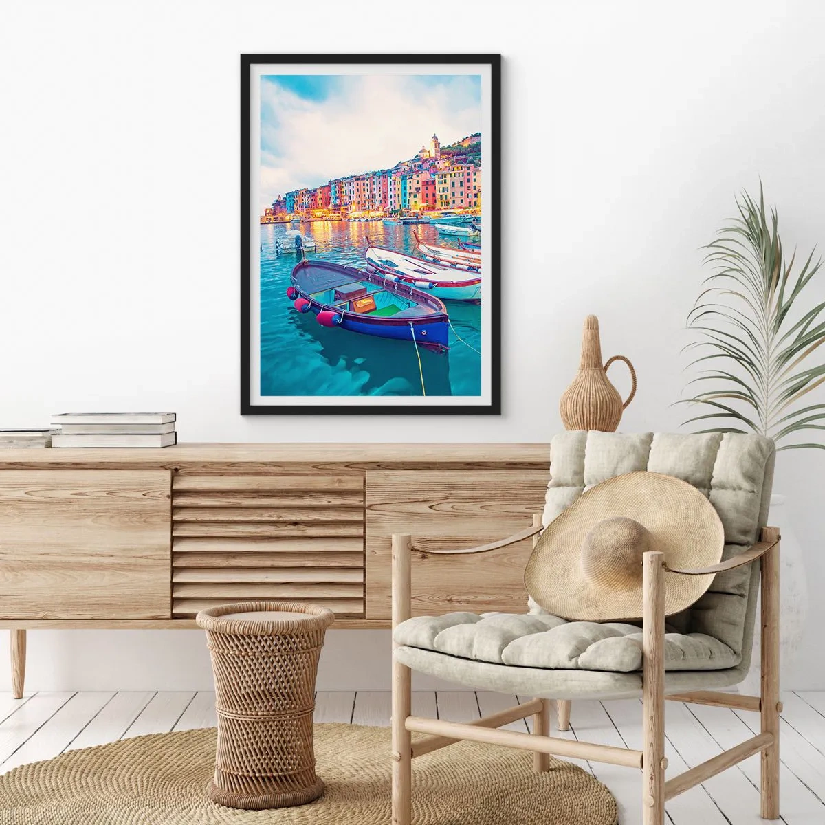 Plakat i sort ramme - Farverige huse og både i kystomgivelser - 50x70cm - En farverig aften i havnen - Moderne vægdekoration til stue og soveværelse ARTTOR