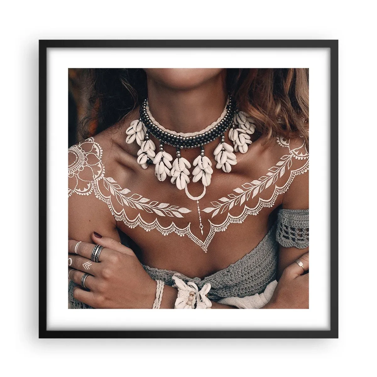 Plakat i sort ramme - Talismaner, ritualer om kvindelighed - 50x50 cm