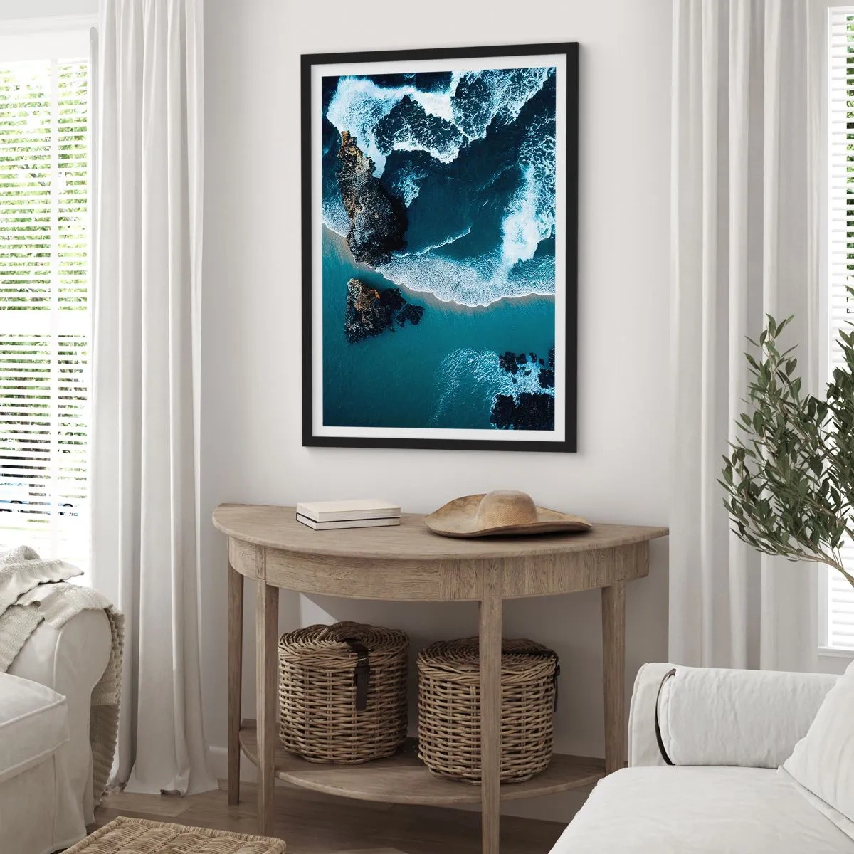 Plakat i sort ramme - Udsigt over havets bølger, der slår mod klipperne - 50x70cm - Svøbt i bølger - Moderne vægdekoration til stue og soveværelse ARTTOR