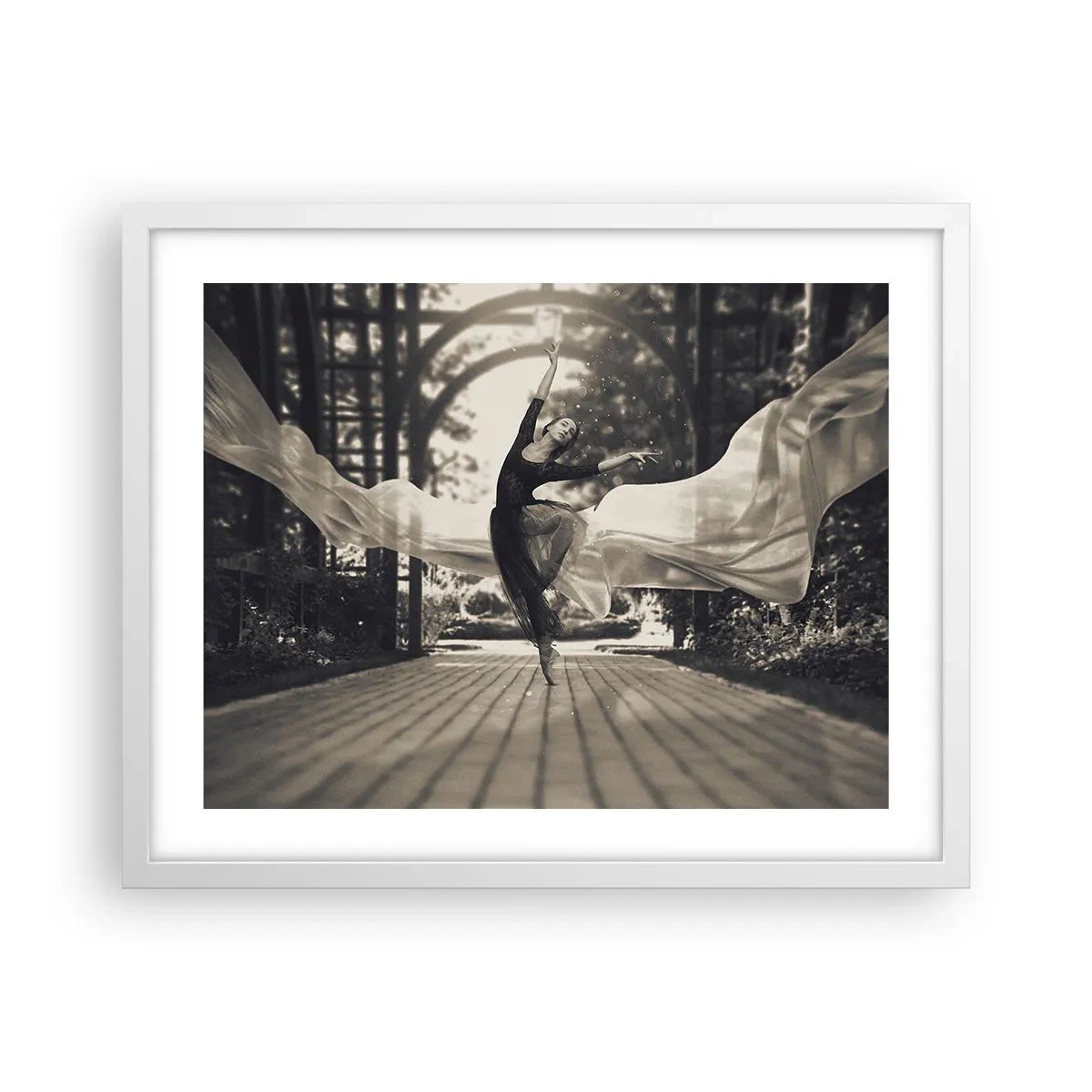 Plakat i hvid ramme - Dans i haven - 50x40 cm