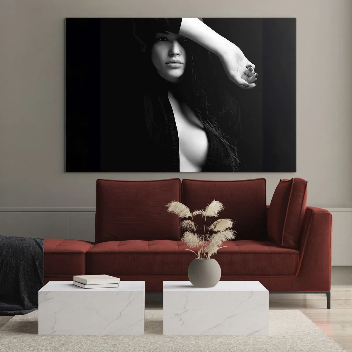 Billede på glas - En kvinde i sort i en sensuel positur mod en mørk baggrund - 70x50cm - Forførelsens skole - Moderne vægdekoration til stue og soveværelse ARTTOR