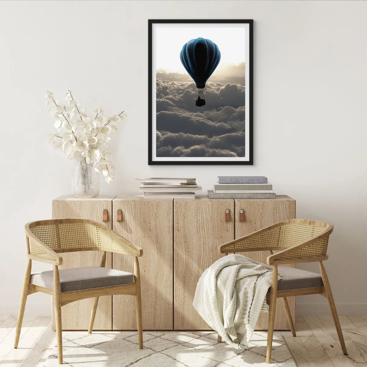 Plakat i sort ramme - En sort ballon, der svæver over skyerne - 50x70cm - Vandringsmand over skyerne - Moderne vægdekoration til stue og soveværelse ARTTOR
