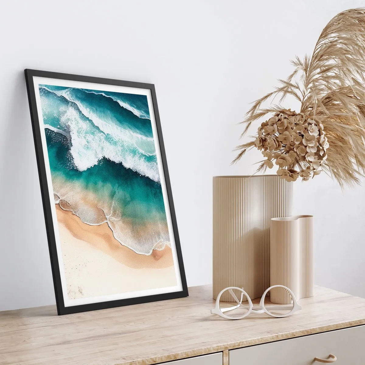 Plakat i sort ramme - Havbølger, der slår mod stranden - 50x70cm - Et evigt møde - Moderne vægdekoration til stue og soveværelse ARTTOR