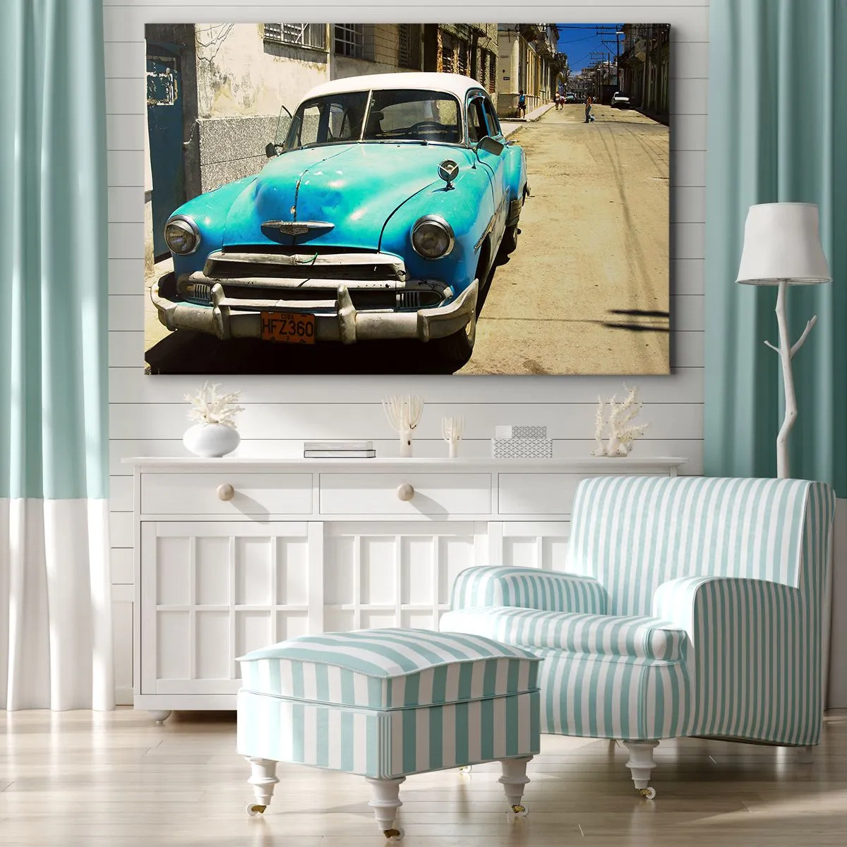 Lærredstryk - Billede på lærred - En blå klassisk bil på gaden på en solskinsdag - 70x50cm - Evviva Cuba! - Moderne vægdekoration til stue og soveværelse ARTTOR