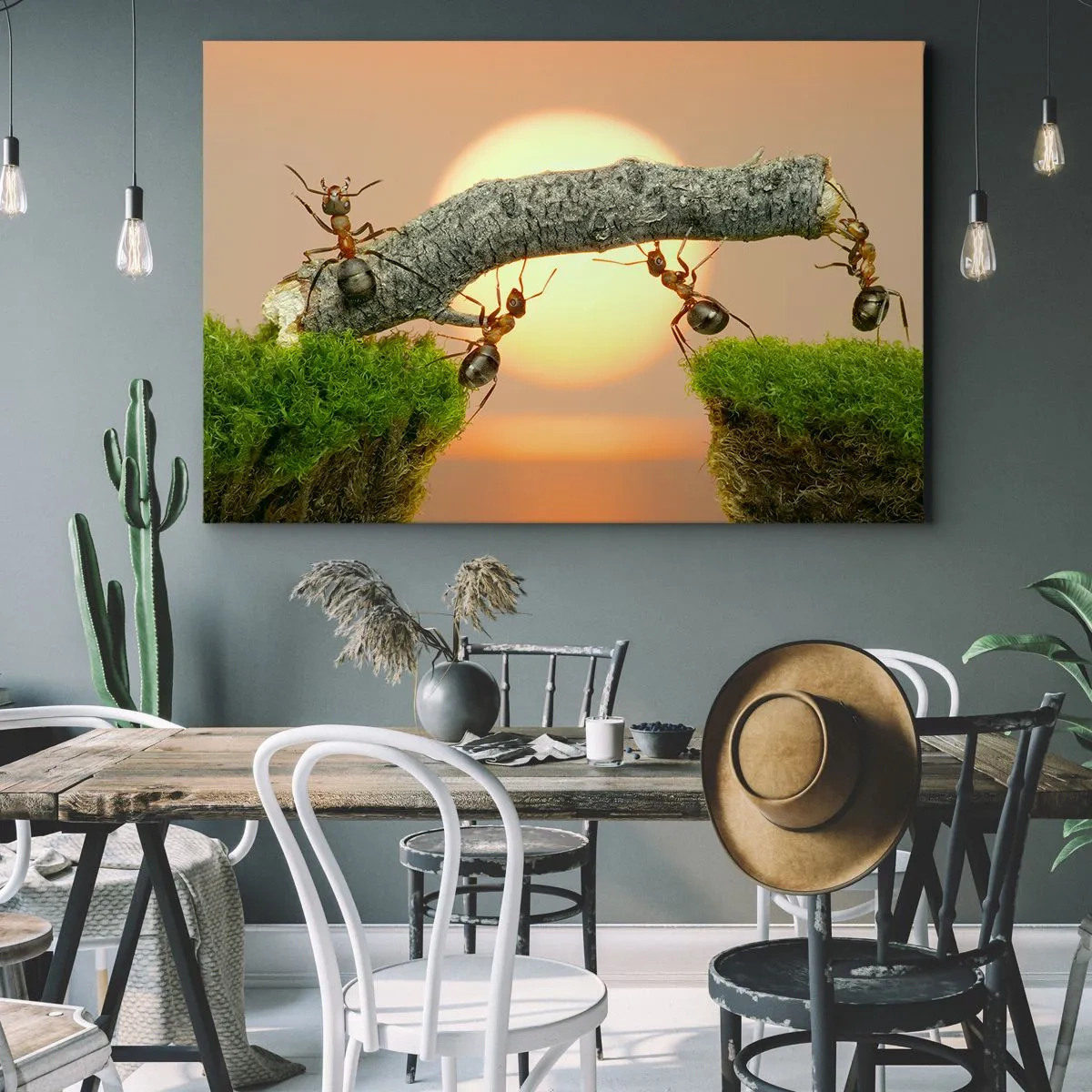 Lærredstryk - Billede på lærred - Myrer bygger en bro af grene mod baggrunden af den nedgående sol. - 70x50cm - Glædeligt, fælles arbejde - Moderne vægdekoration til stue og soveværelse ARTTOR