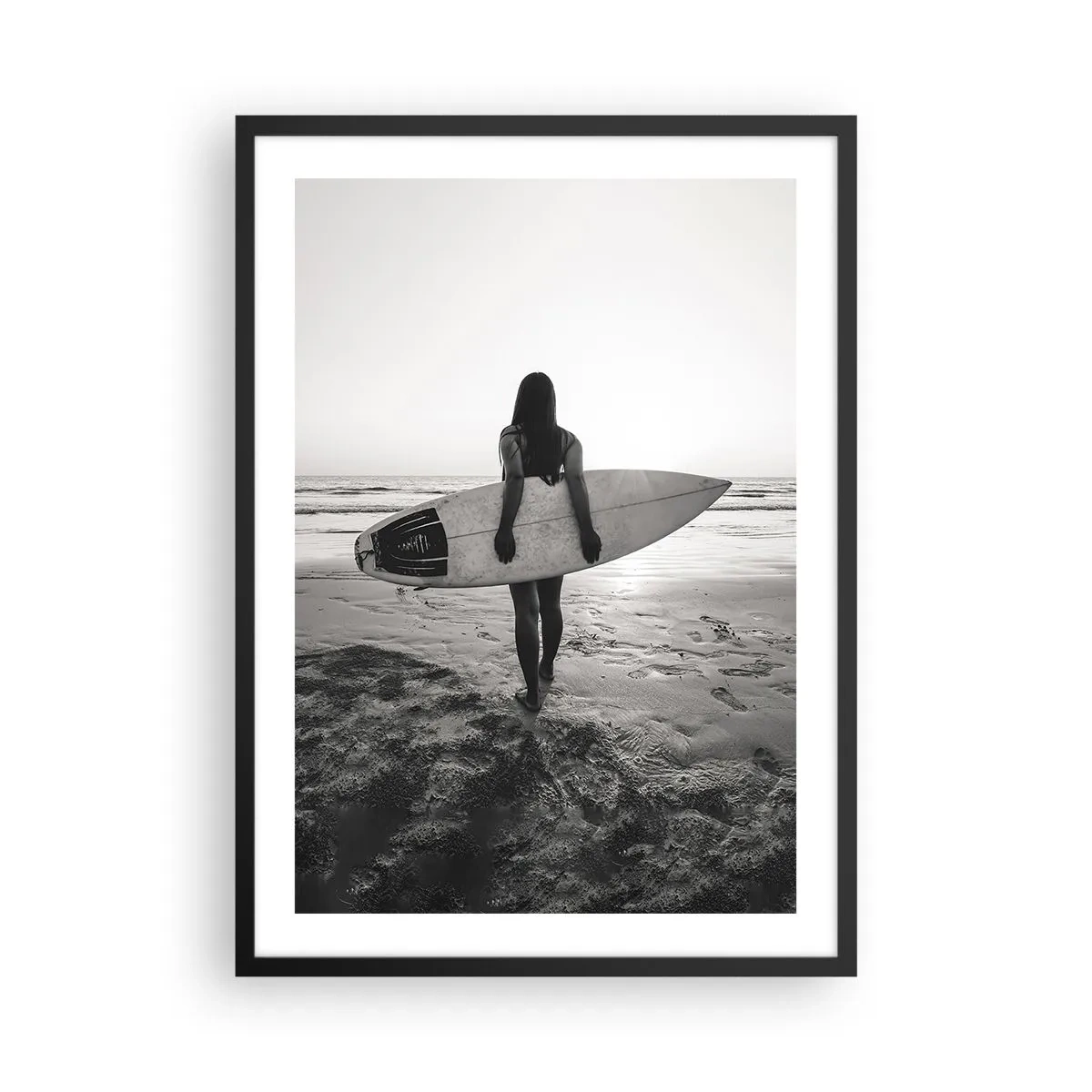 Plakat i sort ramme - Kvinde med et surfbræt på stranden ved solnedgang - 50x70cm - Datter af havbølgen - Moderne vægdekoration til stue og soveværelse ARTTOR