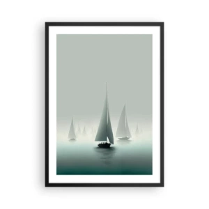 Plakat i sort ramme - En gruppe sejlbåde sejler på et tåget hav, omgivet af roligt vand. - 50x70cm - Bygget af tåge - Moderne vægdekoration til stue og soveværelse ARTTOR