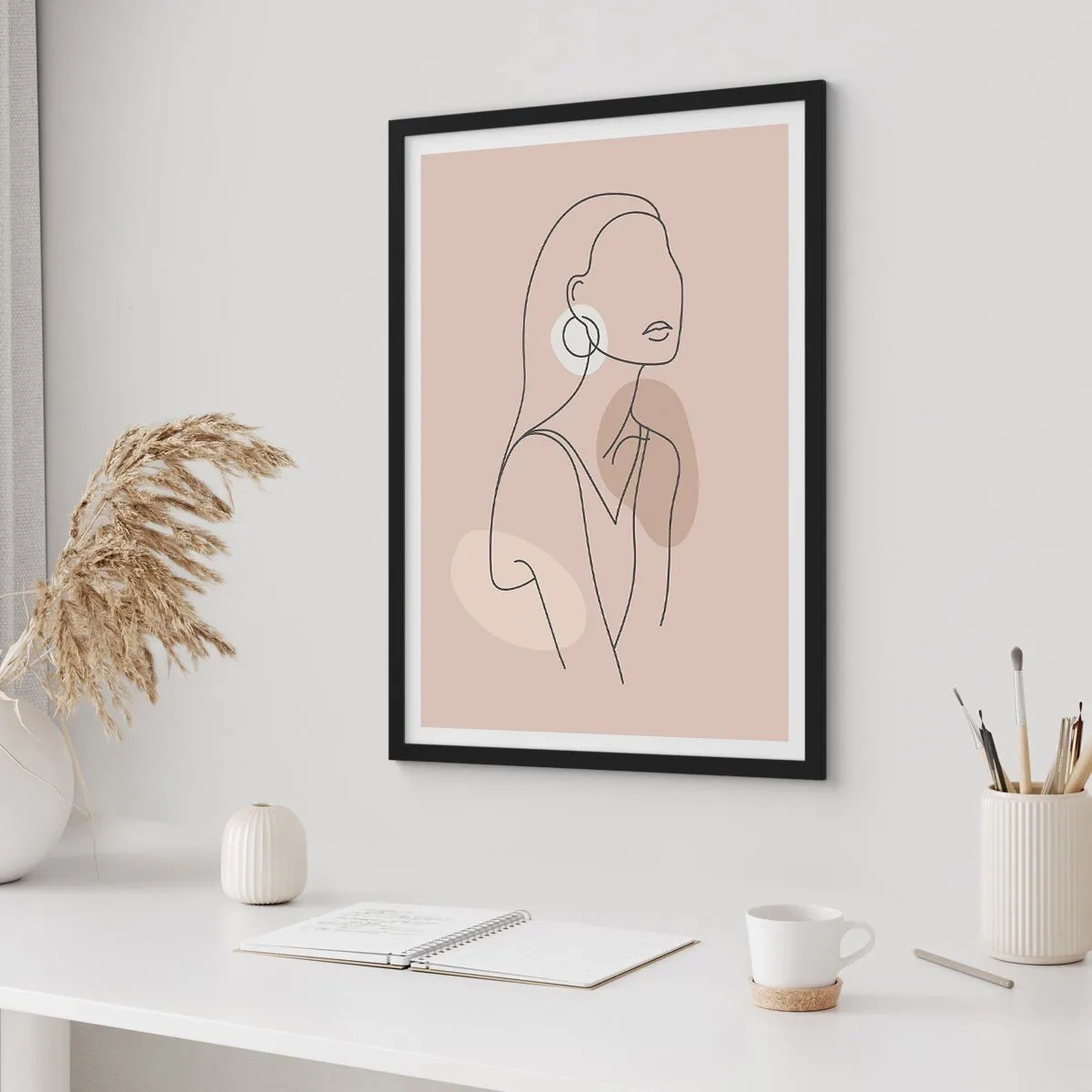 Plakat i sort ramme - En minimalistisk tegning af en kvinde i pastelfarver af beige. - 50x70cm - Et ikon for pigelivet - Moderne vægdekoration til stue og soveværelse ARTTOR