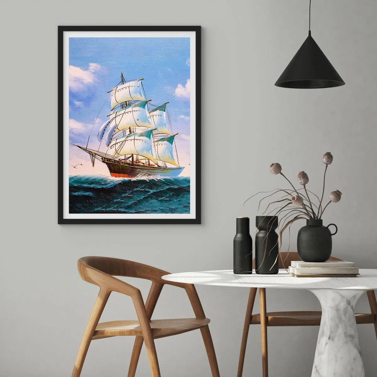 Plakat i sort ramme - Et sejlskib mod havet, med fulde sejl - 50x70cm - Stolt med vinden - Moderne vægdekoration til stue og soveværelse ARTTOR