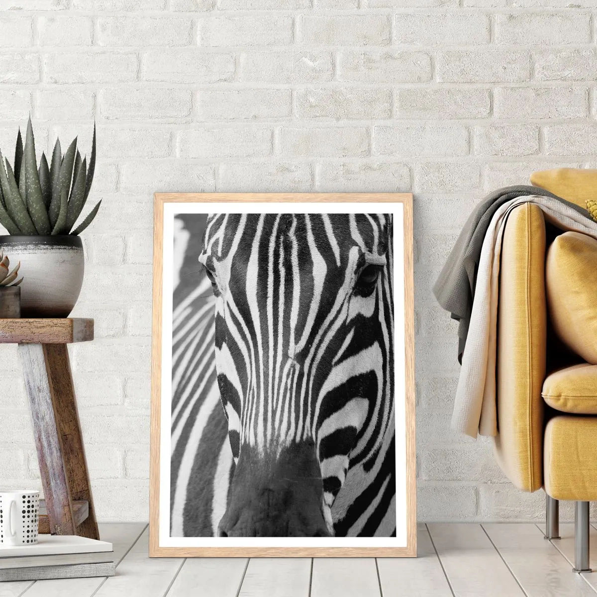 Plakat i ramme af lyst egetræ - Verden er sort og hvid - 61x91 cm